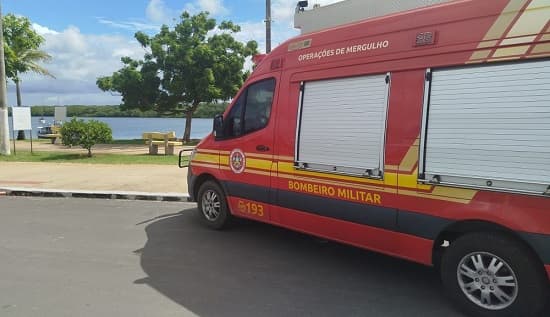 Equipe do Corpo de Bombeiros Militar de Sergipe em operação de busca e salvamento no rio