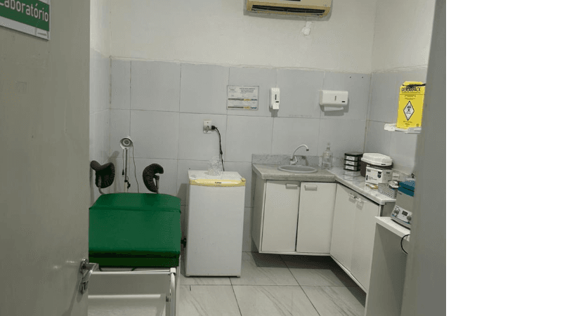 Agentes da Vigilância Sanitária de Maceió durante fiscalização em estabelecimento de saúde