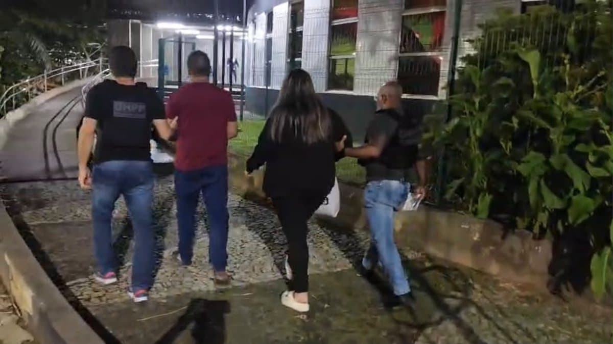 Viatura policial em frente ao Terminal Rodoviário de Salvador durante operação da FICCO Bahia
