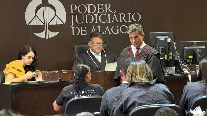 Martelo da justiça sobre mesa em tribunal do júri