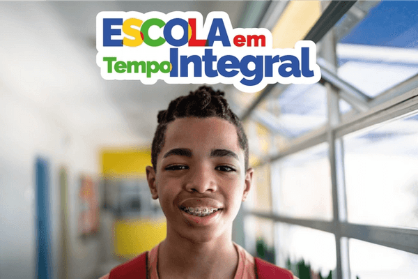 Crianças em sala de aula de escola pública representando Educação Integral em Tempo Integral