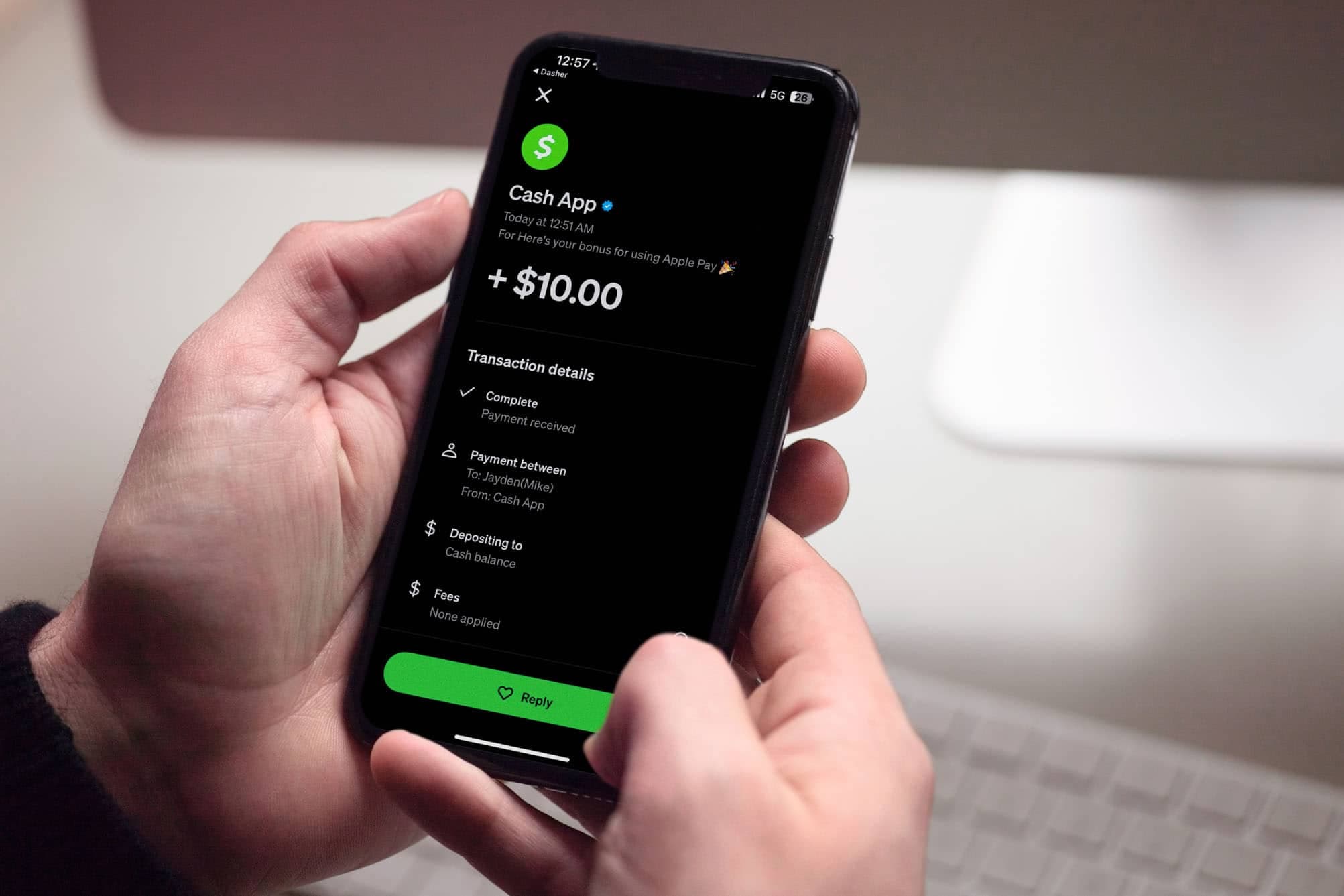 Aposto como você está lendo esta reportagem segurando o smartphone com uma mão só! (Imagem: Azulblue/Shutterstock)