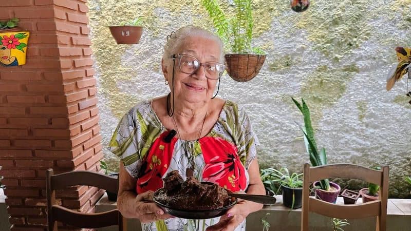 Dona Lourdes, cozinheira e Patrimônio Cultural Imaterial de Alagoas, com sua galinha ao molho pardo em Marechal Deodoro