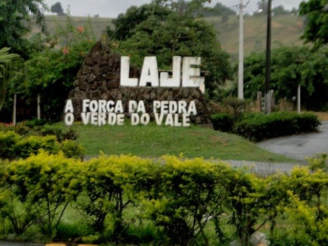 Fachada de Conselho Tutelar com placa institucional em município baiano