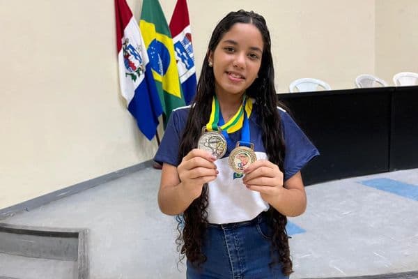 Alunos medalhistas da OBFEP 2025 em cerimônia no auditório da Reitoria da Ufal, em Maceió