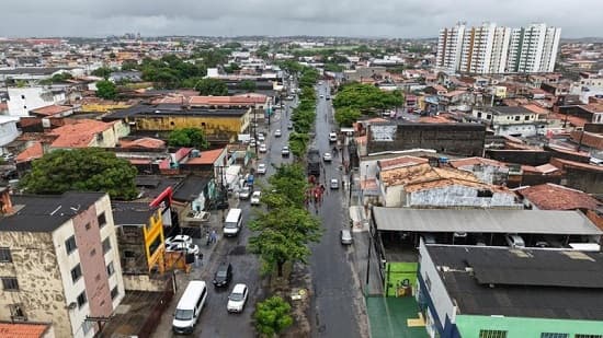 Obras de pavimentação na Avenida Maranhão em Aracaju com máquinas e sinalização de trânsito
