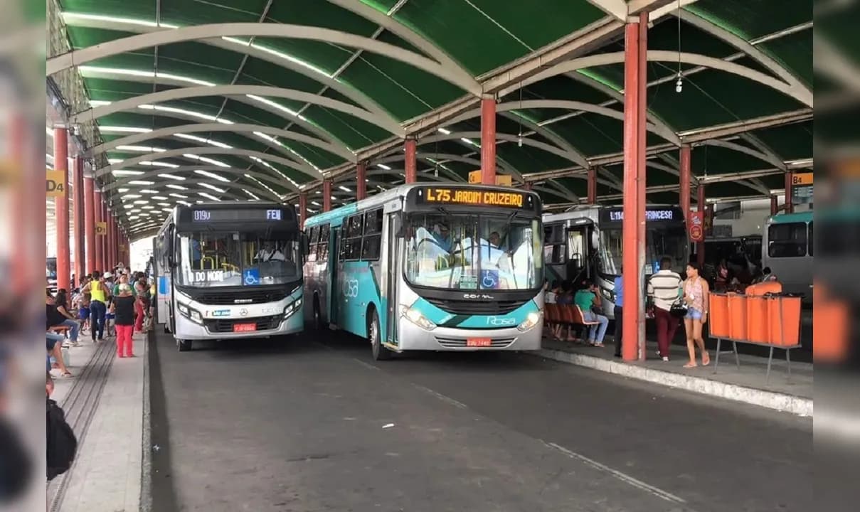 Tarifas de ônibus em Feira de Santana terão reajuste; confira novos preços.