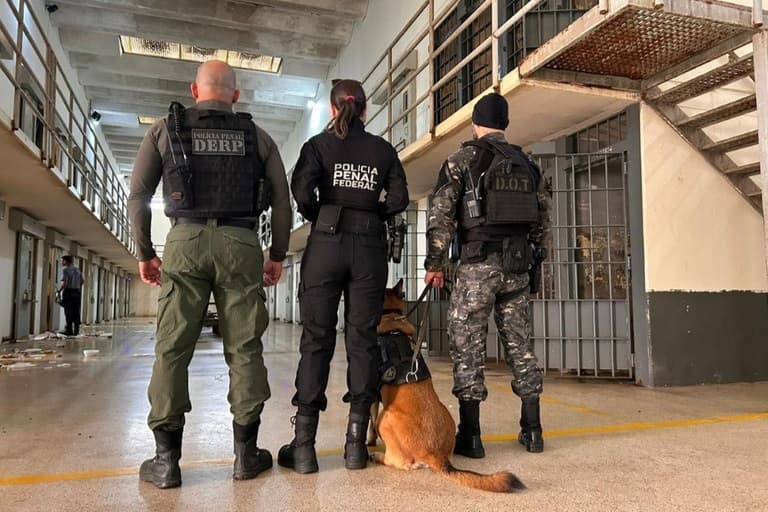 Policiais penais realizando revista em celas durante a Operação Mute