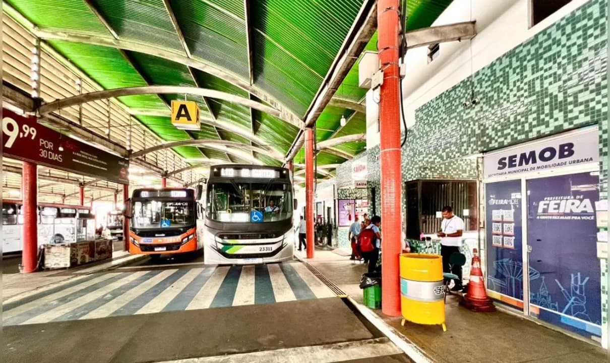 Cidade de Feira de Santana retoma passe livre após benefício ser suspenso.