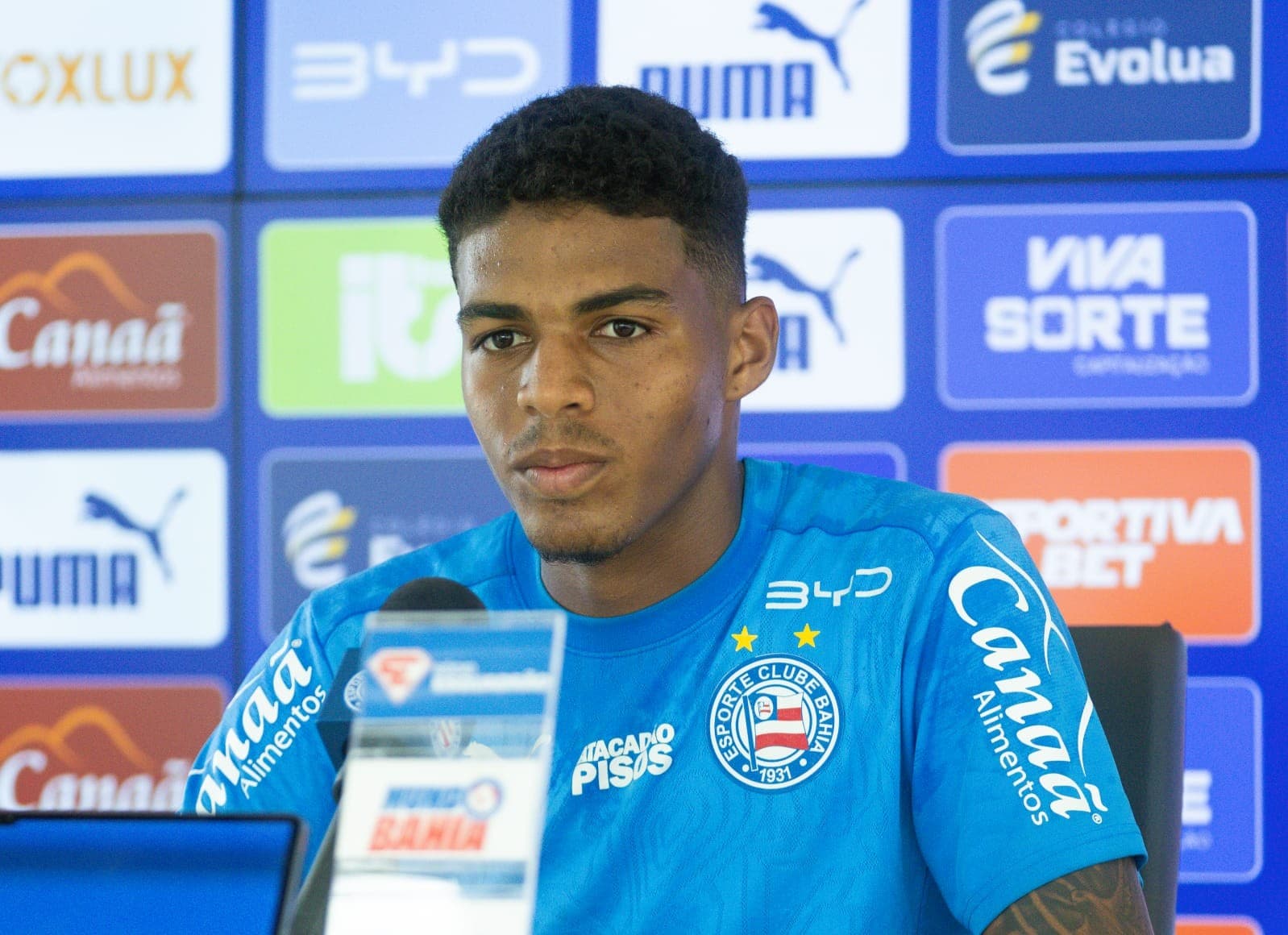 Atacante Caio Suassuna em entrevista coletiva pelo Esporte Clube Bahia