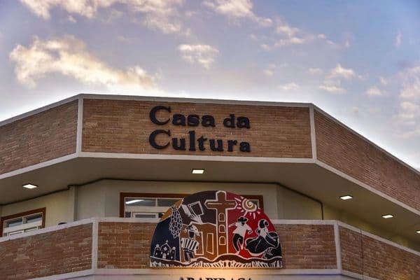 Artesanato e obras de arte expostos em feira cultural de Arapiraca, Alagoas
