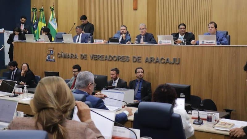 Plenário da Câmara Municipal de Aracaju durante votação de projeto de reajuste salarial para servidores da saúde