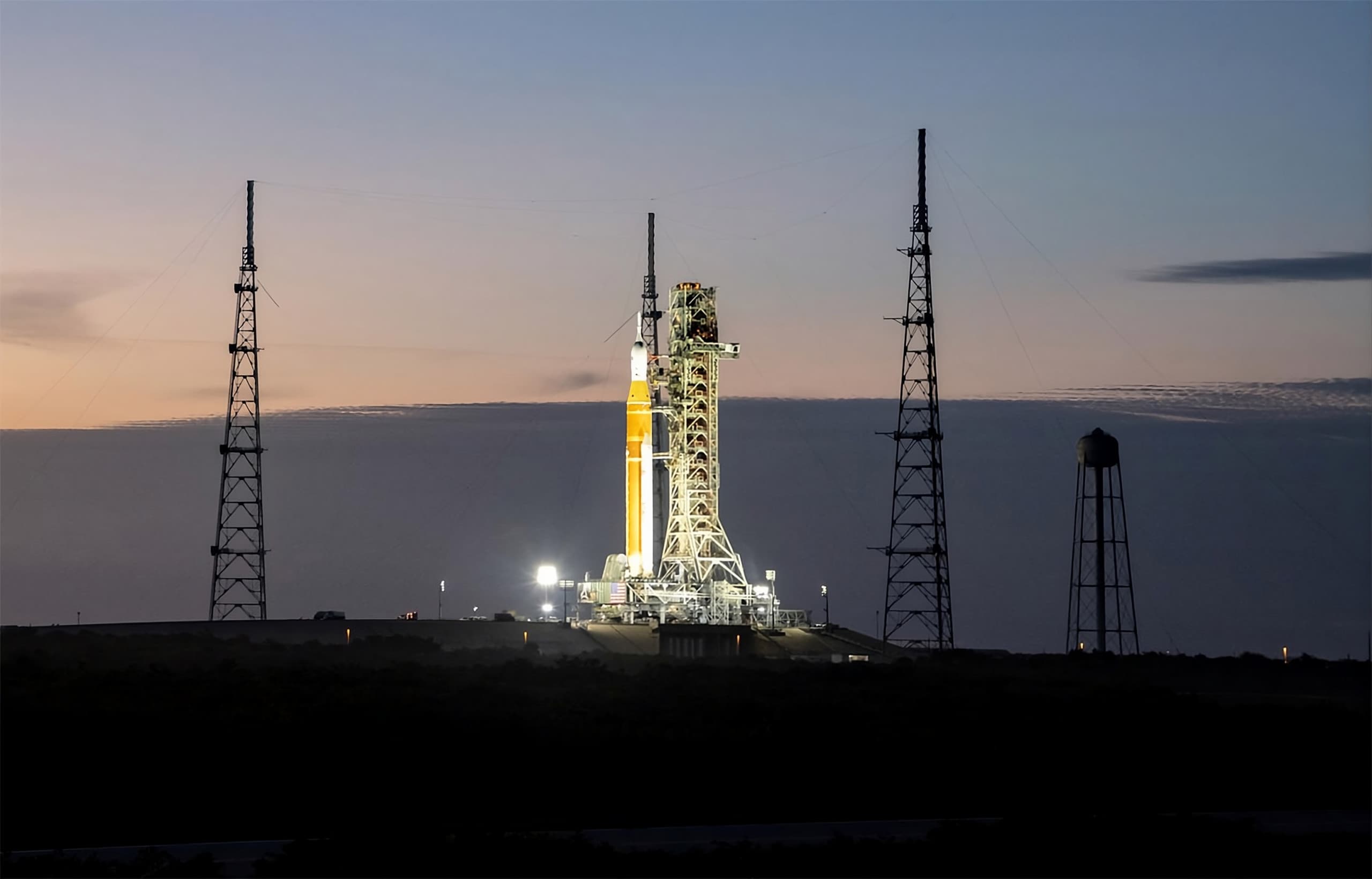 O foguete da missão Artemis 2, Space Launch System (SLS), da NASA, com a espaçonave Orion no topo, no Complexo de Lançamento 39B, no Centro Espacial Kennedy da NASA, na Flórida. Crédito: NASA/Keegan Barber