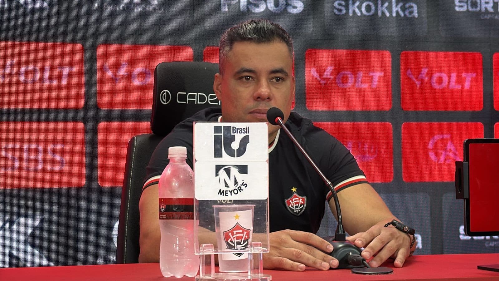 Técnico Jair Ventura em entrevista coletiva após derrota do Vitória para o Bragantino