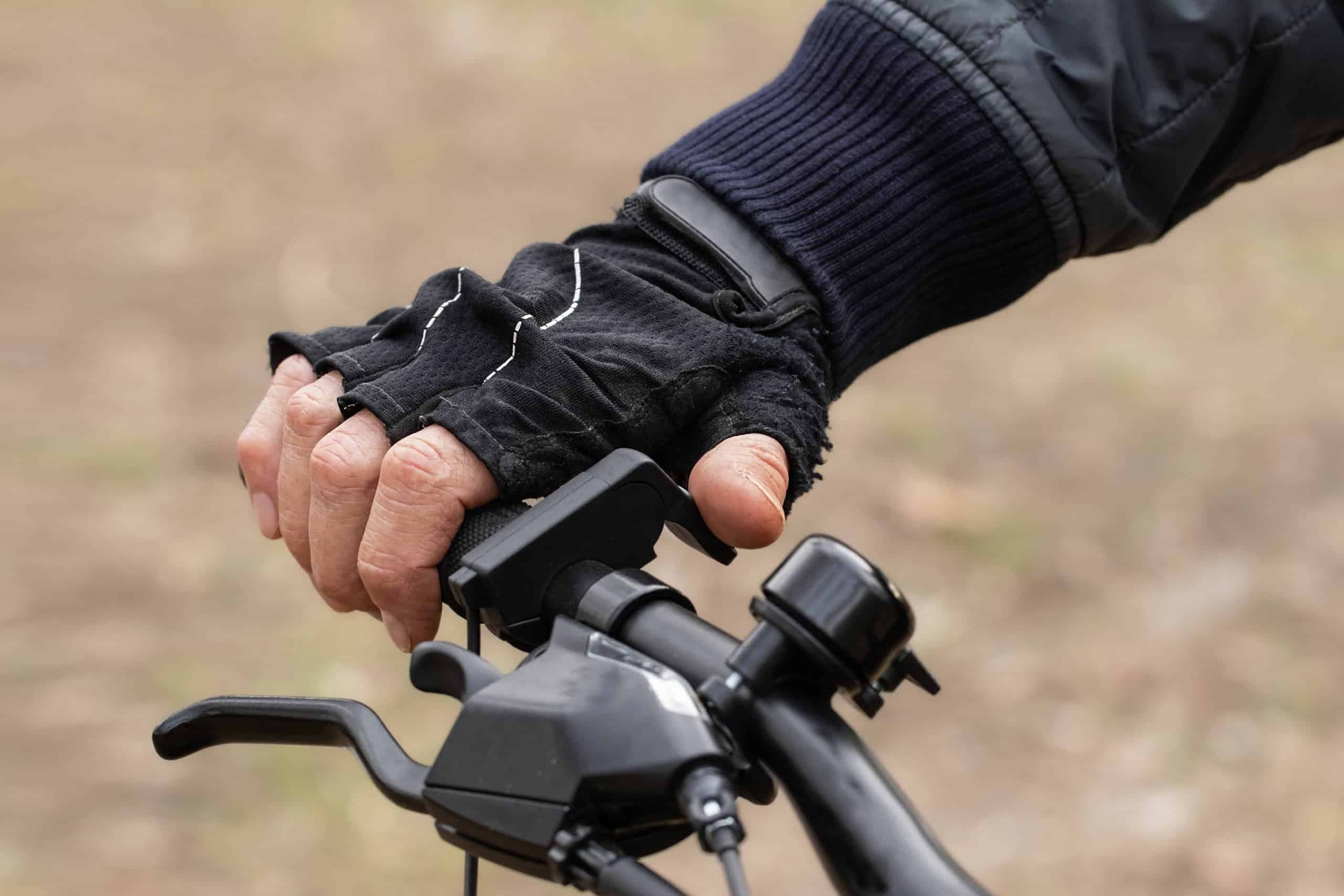 Atenção ao guidão: a presença de um acelerador manual (como este gatilho da imagem) descaracteriza o veículo como bicicleta elétrica isenta, exigindo emplacamento e habilitação dependendo do modelo. Imagem: movchanzemtsova / Shutterstock