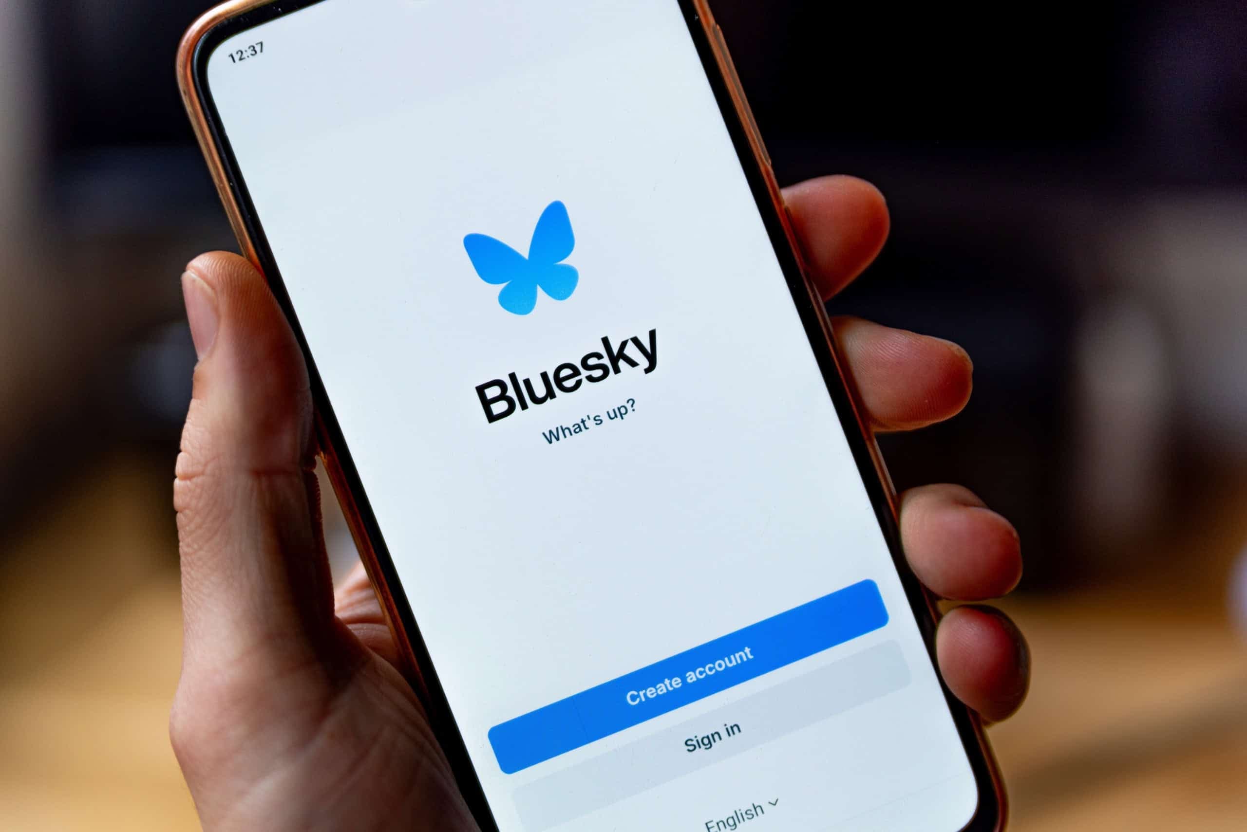 Aplicativo Bluesky em um celular (Imagem: davide bonaldo / Shutterstock)