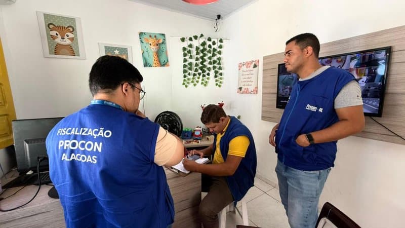 Cantina escolar com alimentos saudáveis como frutas e sucos naturais