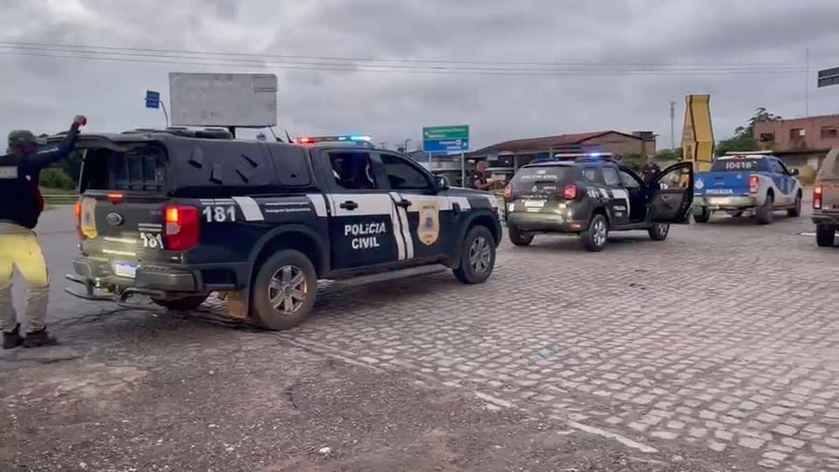 Viaturas da Polícia Civil da Bahia em operação na zona rural do Recôncavo Baiano
