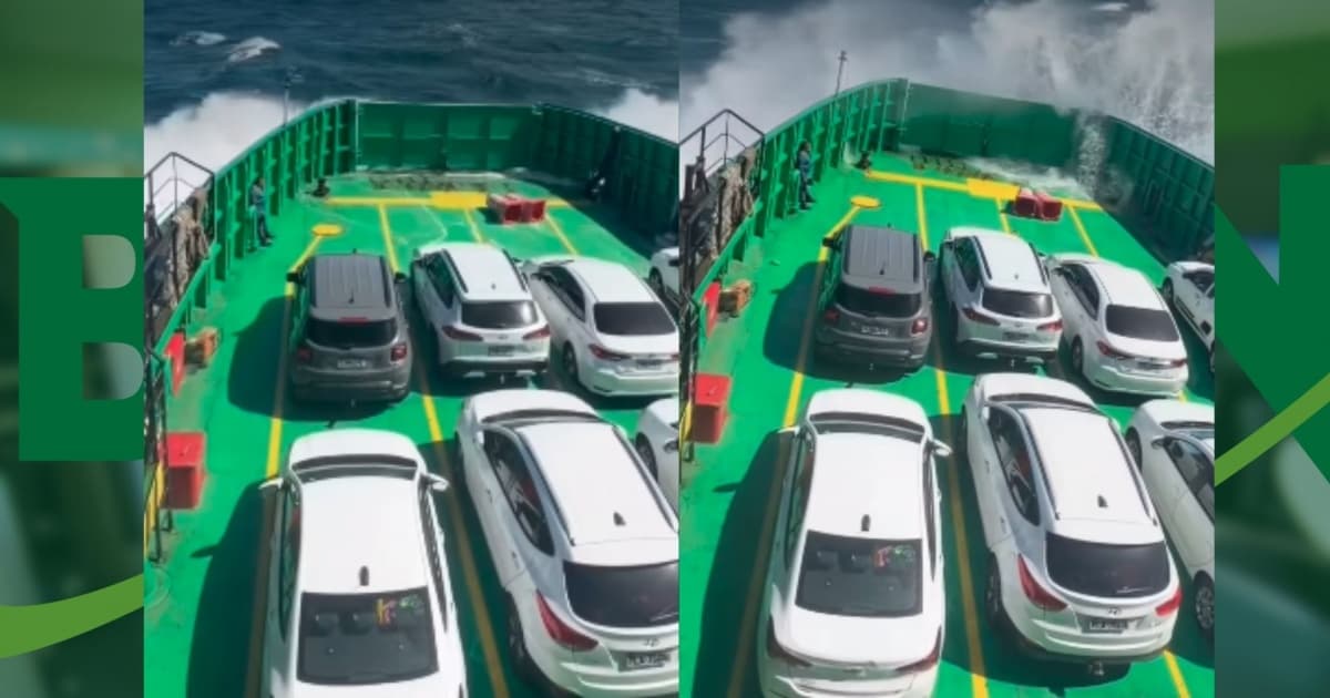 Ferry-boat atravessando a Baía de Todos-os-Santos com mar agitado