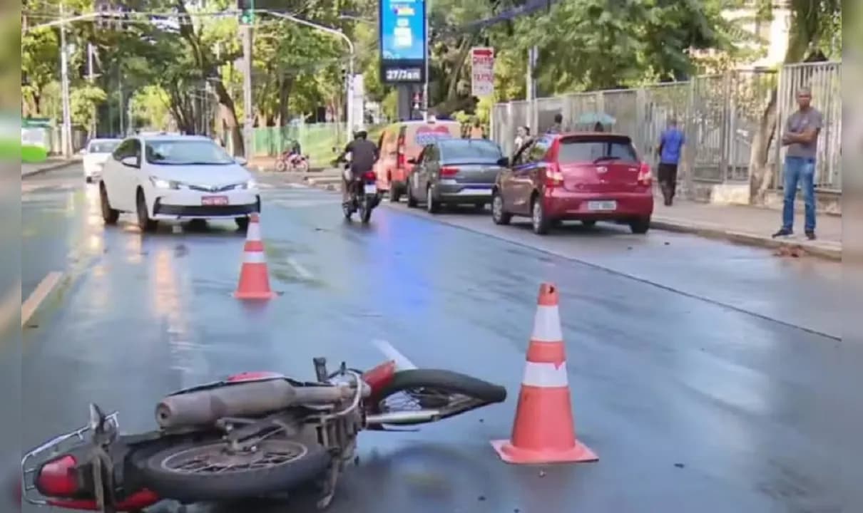 Motociclista morre após cair e ser atropelado por ônibus da Ufba em Salvador.