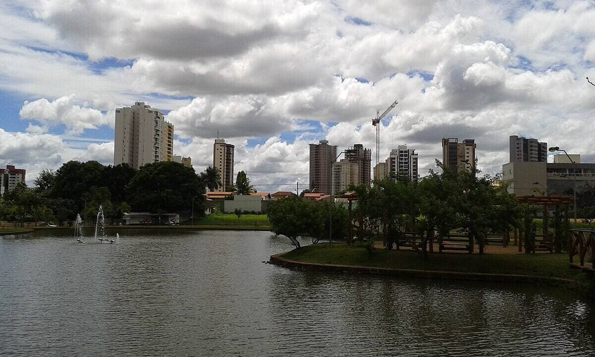 Anápolis virou referência mundial ao transformar sol em energia urbana limpa – Créditos: (Josué Marinho, CC BY 3.0, via Wikimedia Commons)