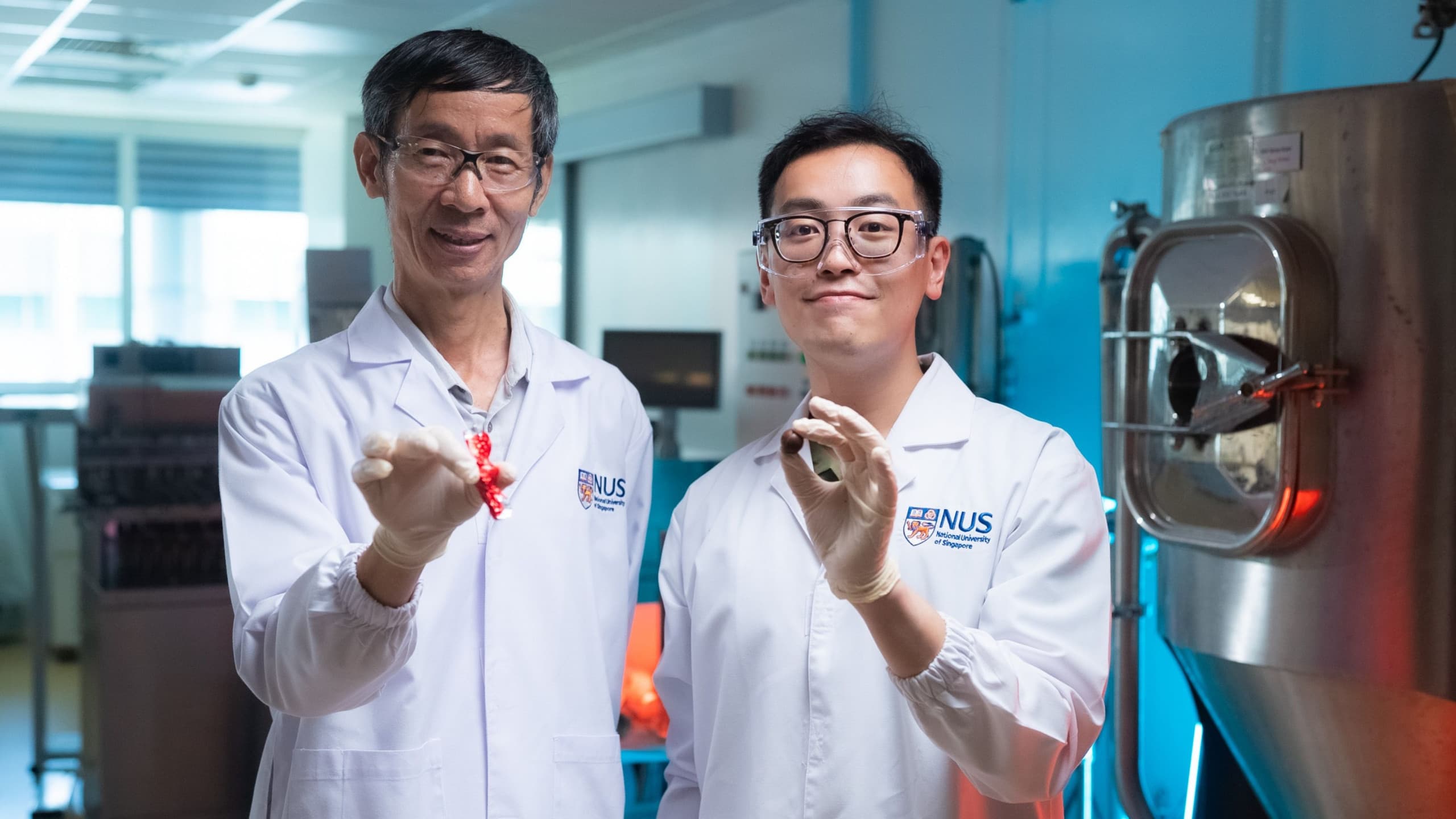 Professor Associado Liu Shao Quan (à esquerda) e o Sr. Manfred Ku, do Departamento de Ciência e Tecnologia de Alimentos da NUS, foram os responsáveis pelo desenvolvimento dos métodos (Imagem: Faculdade de Ciências da NUS)