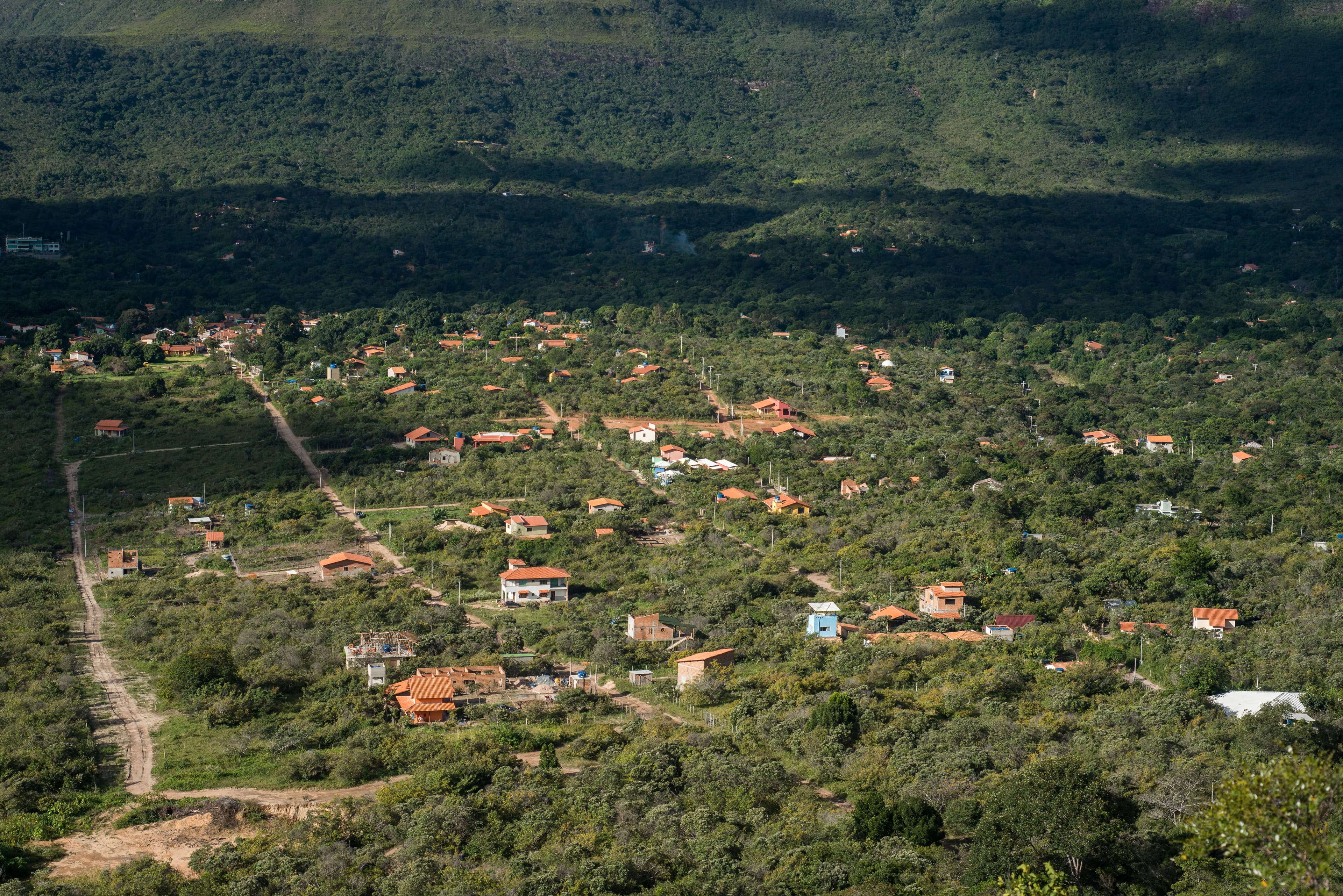 Vista aérea do Vale do Capão, na Chapada Diamantina, com vegetação nativa e serras ao fundo
