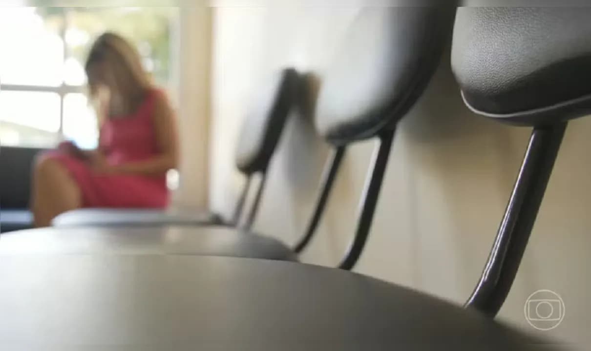 Imagem meramente ilustrativa de uma mulher em uma sala de espera.
