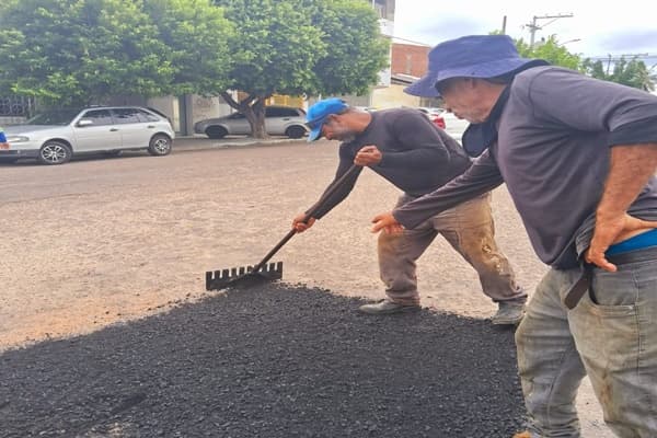 Rua asfaltada em Paulo Afonso, Bahia, após serviço de manutenção viária