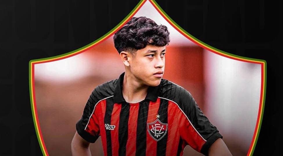 Jogadores jovens em campo durante torneio de desenvolvimento de futebol sub-16