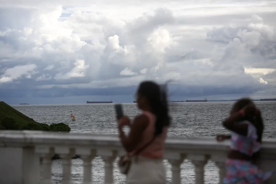 Rua de Salvador alagada durante chuva forte em junho de 2026