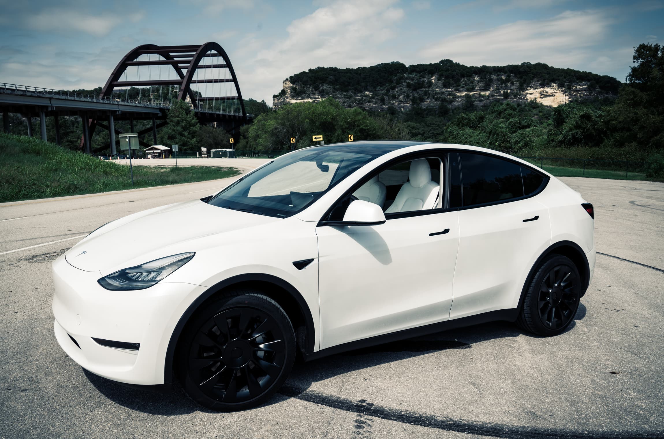 Robôs-táxi ganham espaço em 2025 com liderança da Waymo e testes da Tesla (Imagem: Roschetzky Photography / Shutterstock)