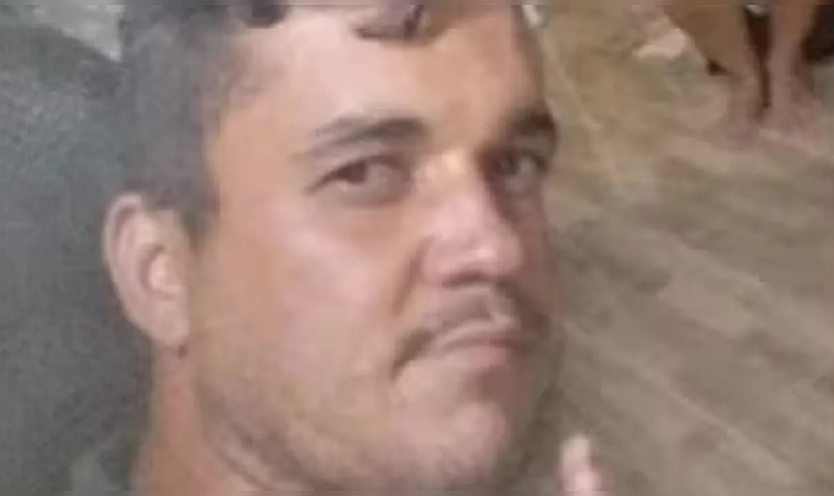 Homem morreu após ser baleado em Cansação; irmão é suspeito do crime.