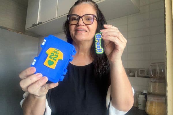 Empreendedor ajustando embalagem temática verde e amarela em pequeno negócio durante Copa do Mundo 2026