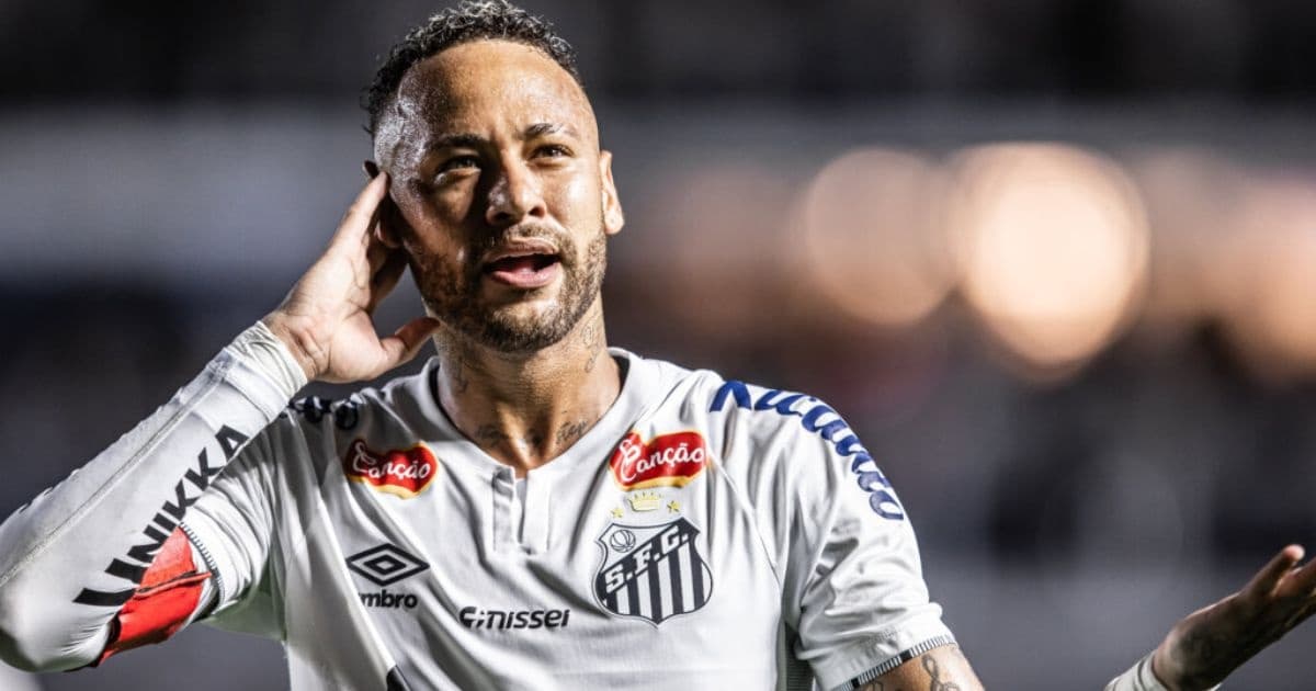 Neymar com a camisa do Santos durante partida do Campeonato Brasileiro 2026