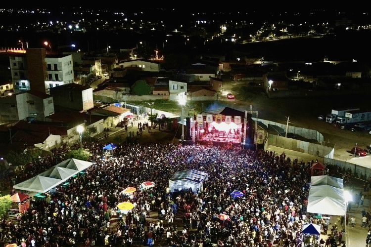 Público lotado no Arraiá dos Bairros no Jardim Bahia, em Paulo Afonso, durante show de Silvano Salles