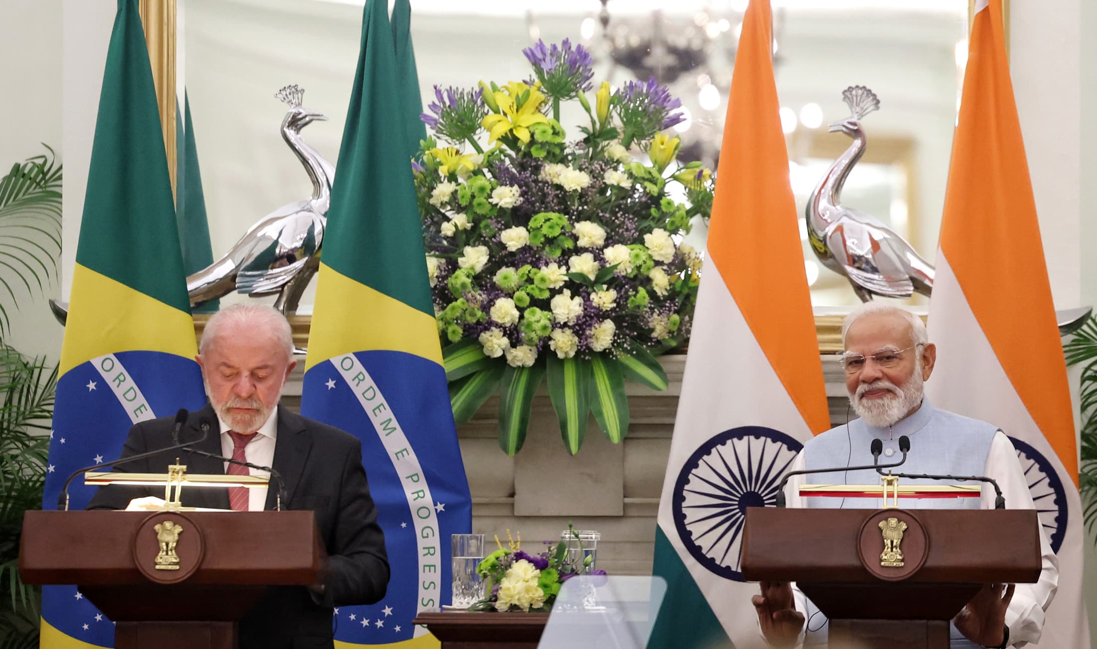 Presidente Lula e o primeiro-ministro Narendra Modi durante cerimônia de assinatura de acordos estratégicos em Nova Délhi em 21/02/26; parceria foca em minerais críticos para a indústria de hardware. Imagem: Press Information Bureau/Governo da Índia