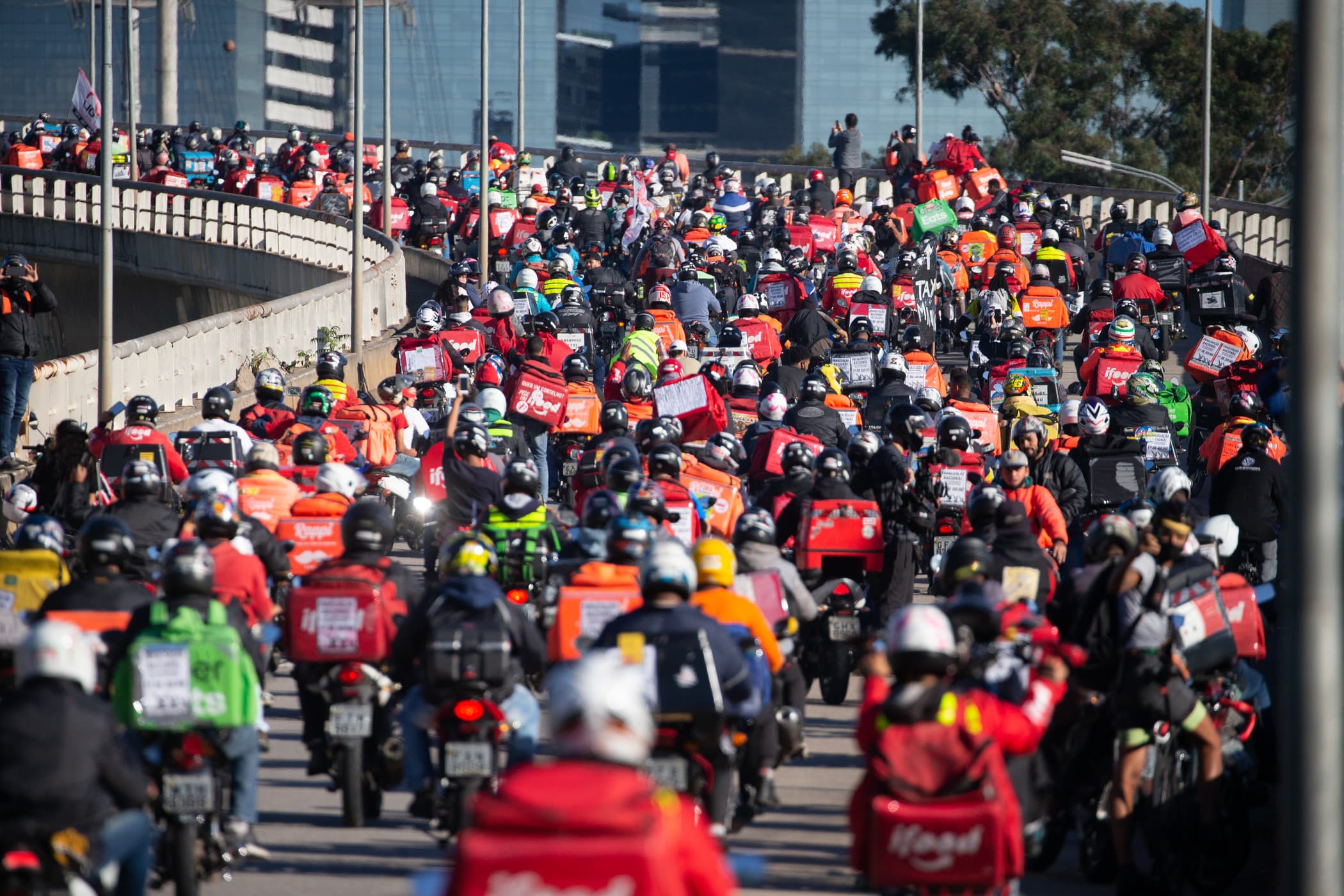 Em julho de 2020, em São Paulo, milhares de entregadores protestaram contra as condições de trabalho do setor. Imagem: BW Press/Shutterstock