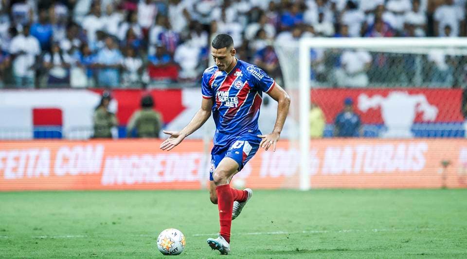 Zagueiro Gabriel Xavier com a camisa do Esporte Clube Bahia em campo