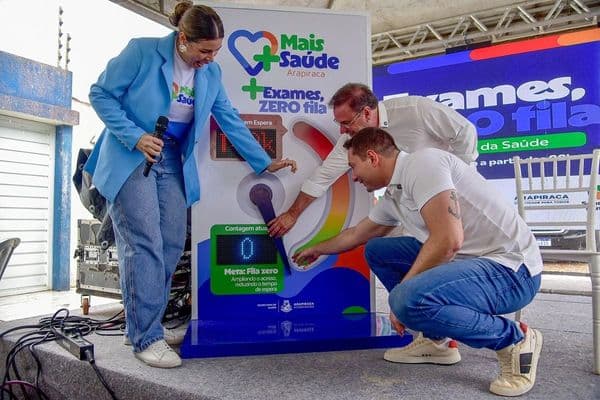 Equipe de saúde durante mutirão do programa Mais Saúde Arapiraca na UBS do bairro Canafístula