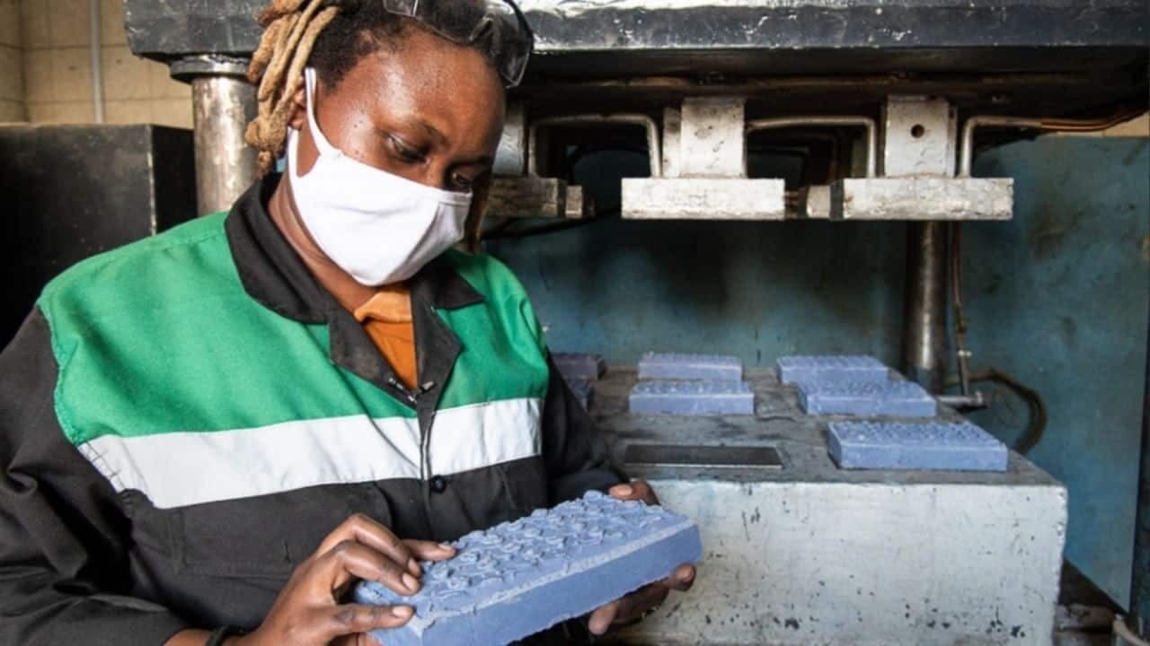 Tijolos de plástico reciclado unem resistência, custo baixo e sustentabilidade - Créditos: PNUMA / Divulgação