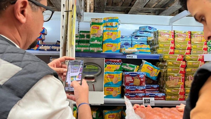Fiscal do Procon verificando produtos em prateleiras de supermercado