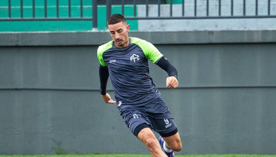 Atacante Thiago Galhardo comemorando gol pelo Feira FC na Série B do Campeonato Baiano 2026