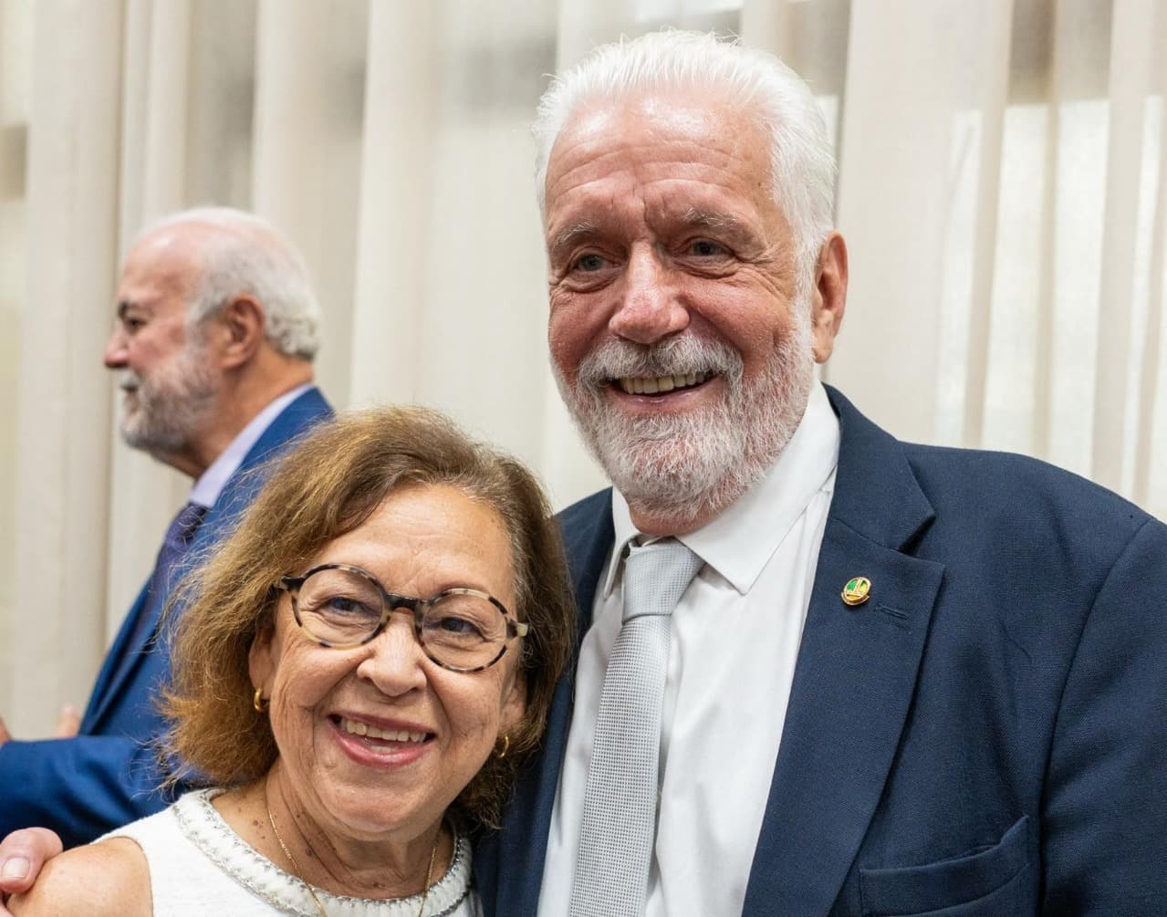 Bandeiras do PT e PSB em evento político na Bahia