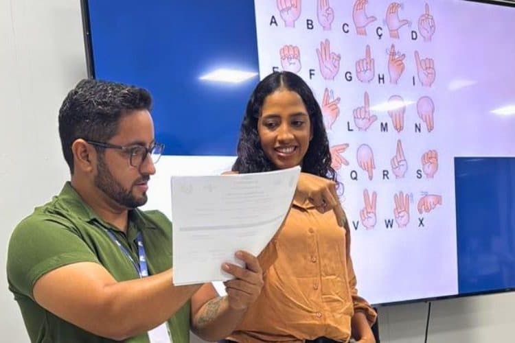 Funcionários de comércio aprendem Libras em aula prática em Paulo Afonso