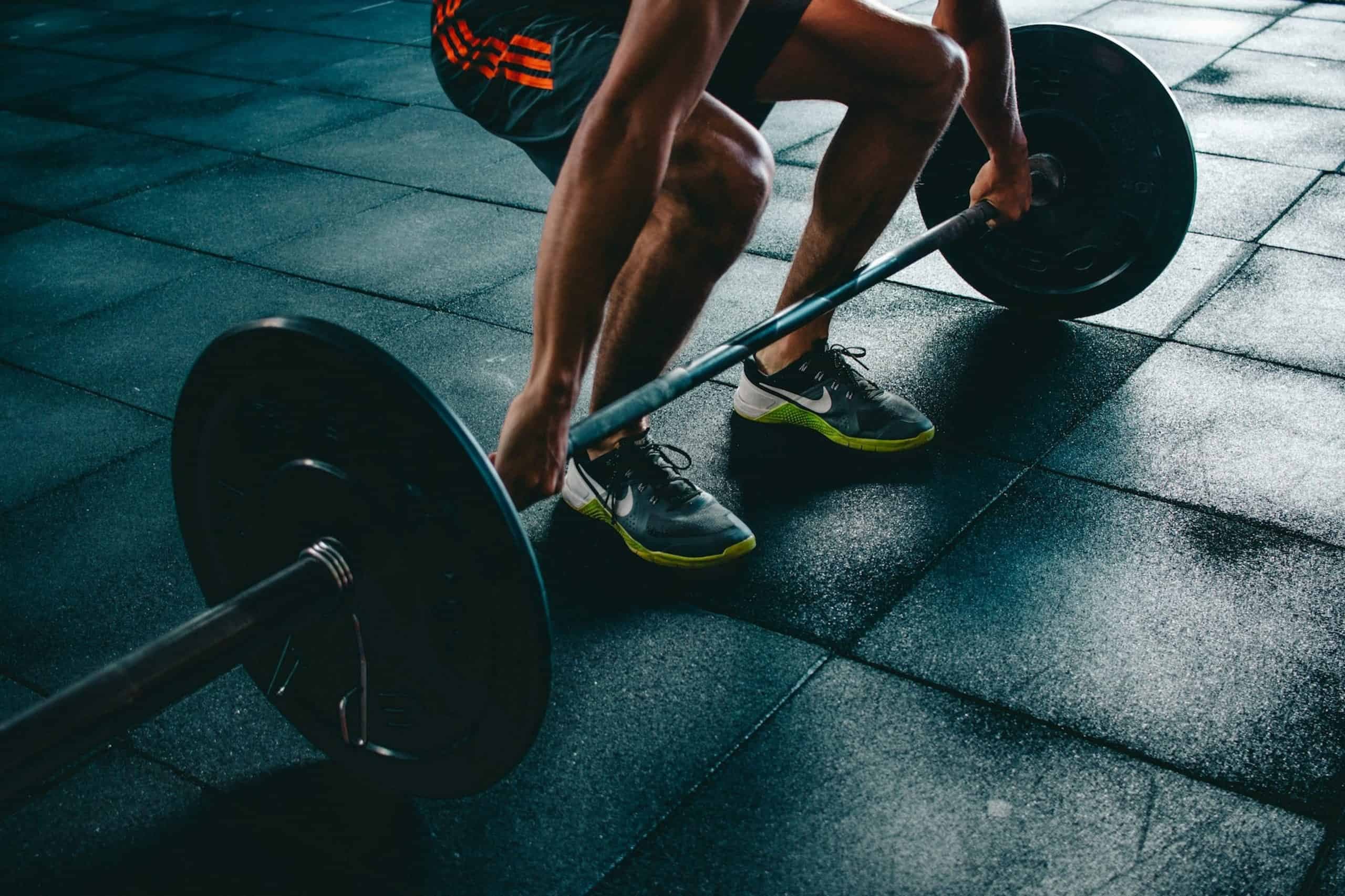 Levantamento de peso na academia via Victor Freitas/Unsplash