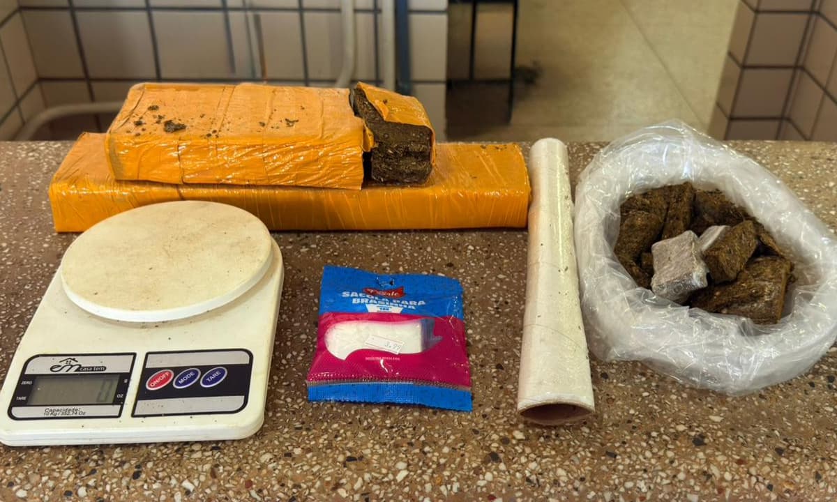Policiais militares da Bahia durante operação de apreensão de drogas no interior do estado