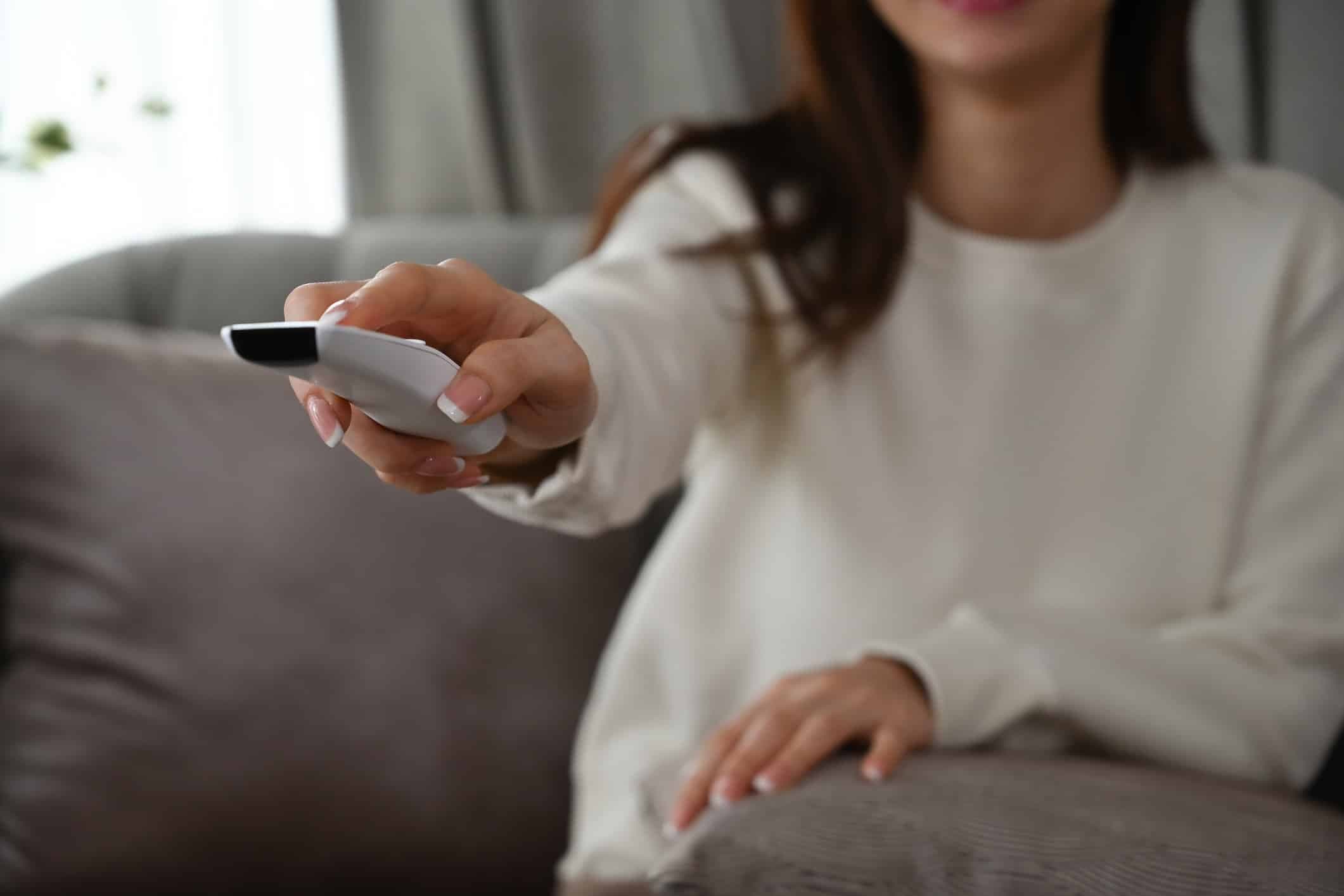 Mulher assistindo televisão (Imagem: Pranithan Chorruangsak/iStock)