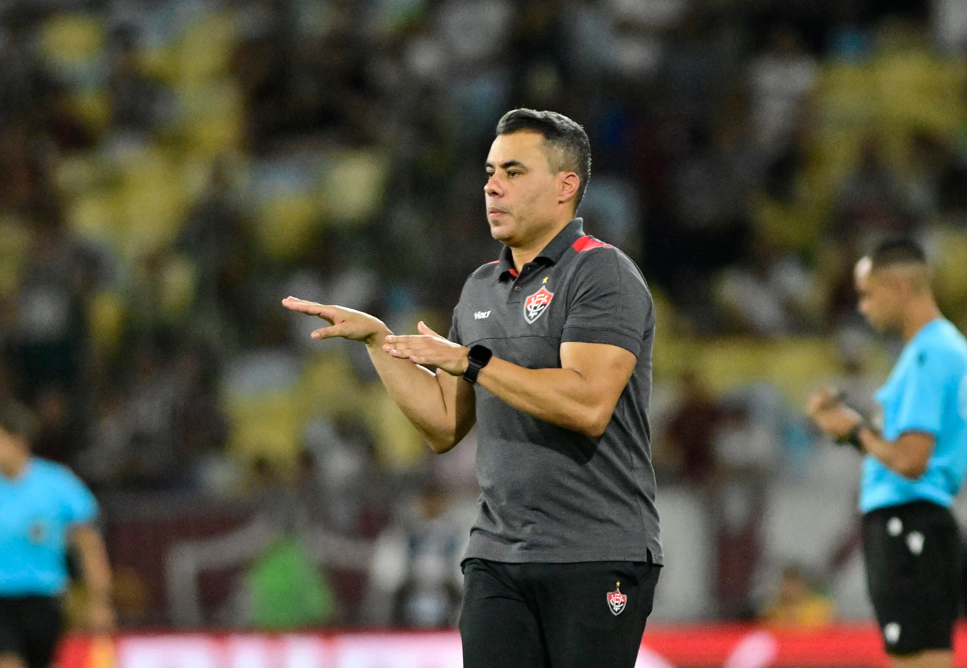 Técnico Jair Ventura observa o campo durante partida do Vitória na Série A 2026