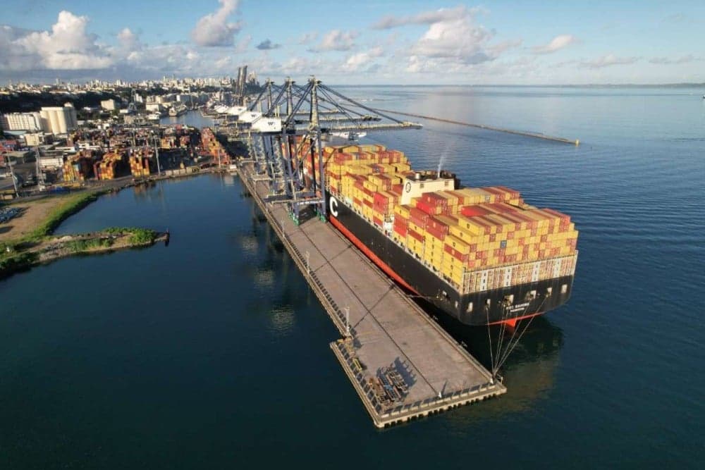 Navio com materiais para a Ponte Salvador-Itaparica atracado no Porto de Salvador